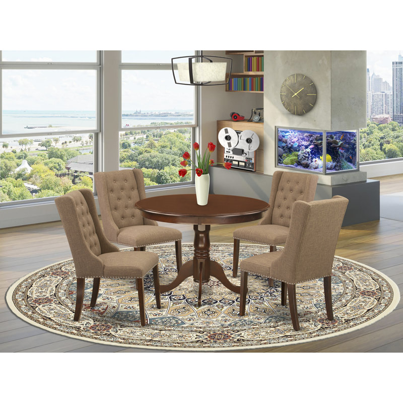 L'ensemble 5 pièces de table et chaises de cuisine comprend une table de salle à manger ronde avec piédestal et 4 chaises Parsons en tissu de sable sable clair, acajou