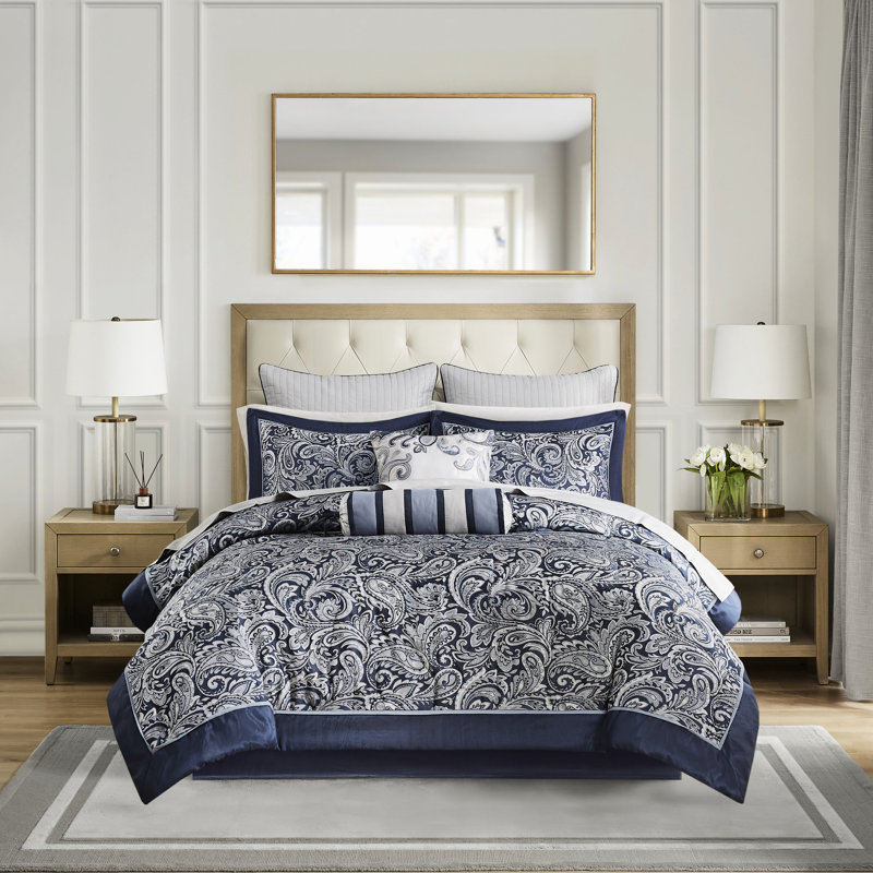Lit de 12 pièces. Avec des draps en coton. Comprend un édredon, des taies décoratives, des coussins et une jupe. Édredon et drap à motif cachemire séduisant. Comprend une jupe, style charmant