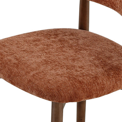 Ensemble de 4 chaises de salle à manger en bois massif brun avec revêtement en tissu doux intégré pour un siège et un dossier confortables. Doté d'un design de ferme minimaliste classique