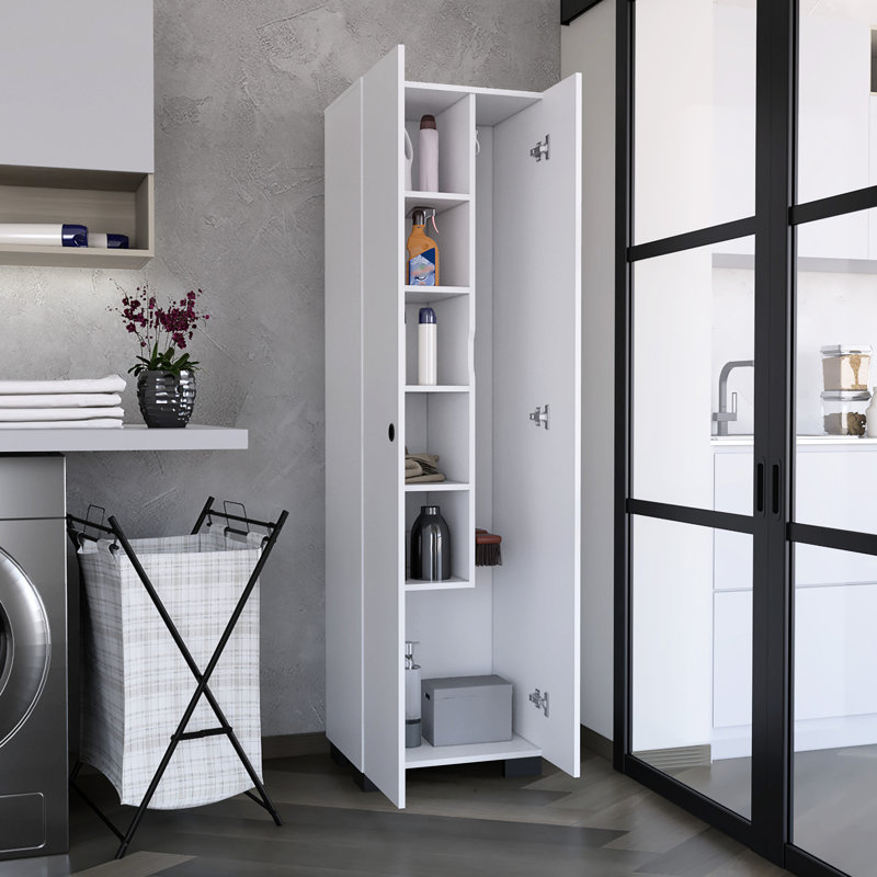 Armoire à balai Lake en blanc - configuration mince avec étagères intérieures et armoire à cintres latéraux, style vedette pour optimiser l'espace