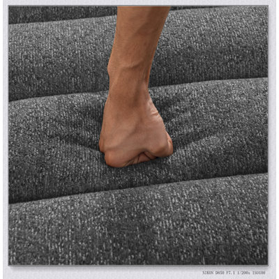 Le repose-pieds pour canapé modulaire avec revêtement en chenille et siège en mousse durable, parfait pour les espaces de vie modernes.