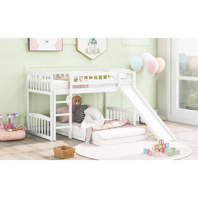 Lit simple au-dessus d'un lit superposé blanc avec glissière intégrée et montage latéral, structure en bois de pin massif, idéal pour les petits espaces, lignes grises, lit de support à lattes, palette de couleurs, matériaux optimisés