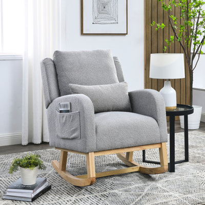 Fauteuil à bascule gris en tissu, idéal pour un salon confortable à bascule avec rembourrage en mousse souple