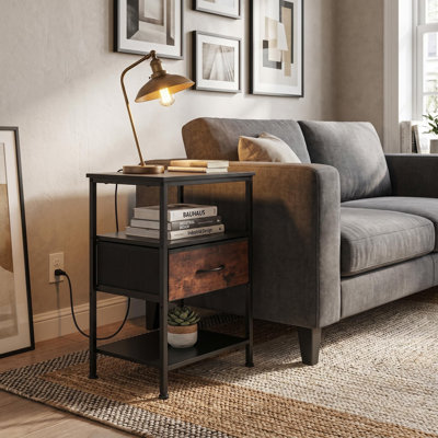 Table de chevet de 15,7 po de largeur avec station de charge intégrée, table de bout à 3 niveaux avec tiroir en tissu réglable et tablettes de rangement