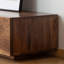 Meuble télé en bois de noyer avec 3 tiroirs fermés-2029849372