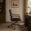 Fauteuil de bureau Harith en cuir pleine fleur couleur ardoise antique, avec fonction de chauffage et de massage par vibration, réglages ajustables et fonction inclinable.