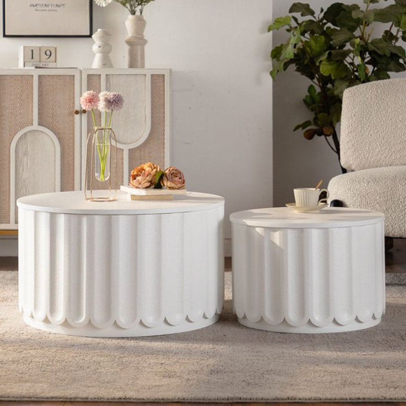 Ensemble de tables basses rondes festonnées blanches, 15.35" H x 46.46" W x 26.77" D