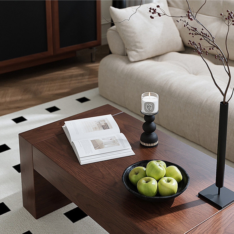 Table basse en bois de style nordique.