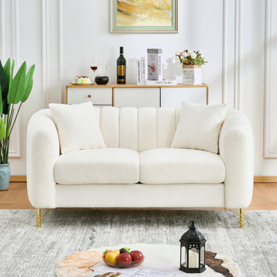 Canapé 2 places moderne en chenille blanche de 155 cm avec pieds en métal doré, idéal pour un salon de style chalet et une ambiance détente.