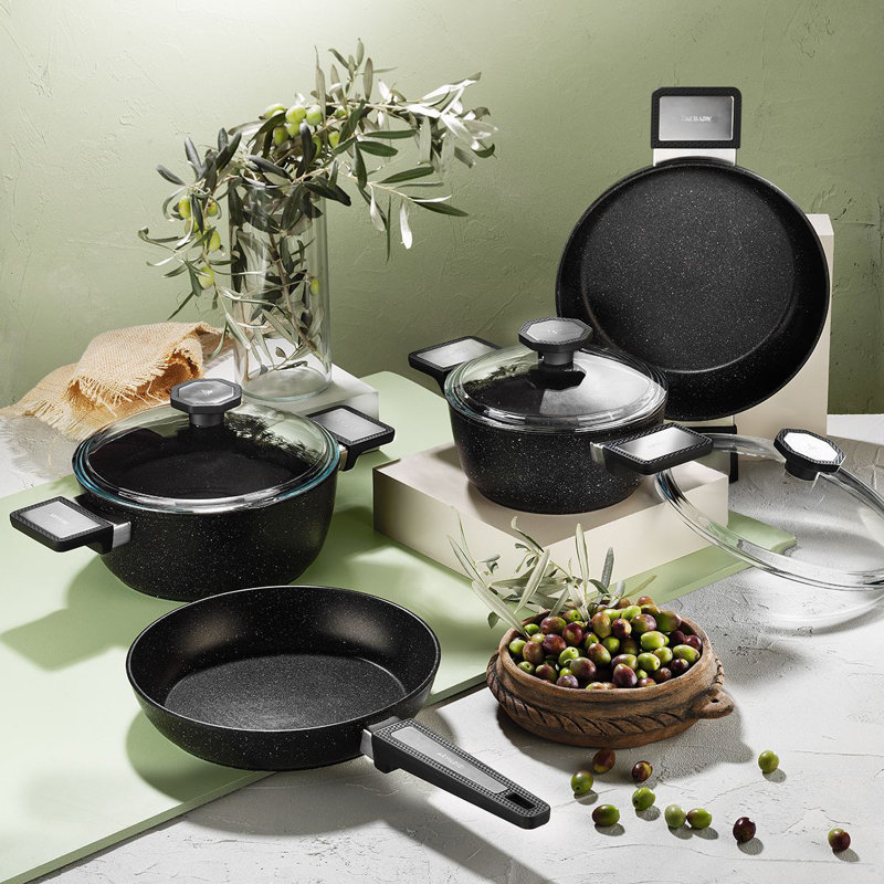 Ensemble de casseroles, Pierre noire