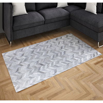 Tapis géométrique moderne en peau de vache gris et beige