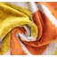 Coussin décoratif en velours de soie fait à la main automne - motif géométrique orange et jaune 16 x 24 avec insertions en duvet