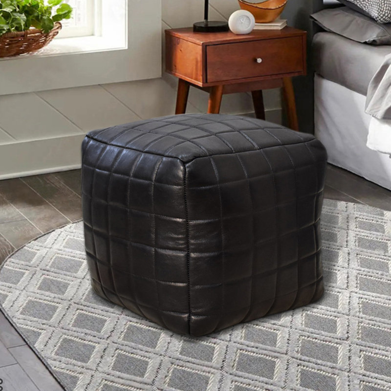 Pouf carré géométrique en cuir de chèvre fabriqué à la main (rembourrage en coton recyclé) de couleur noire 18 po x 18 po x 18 po