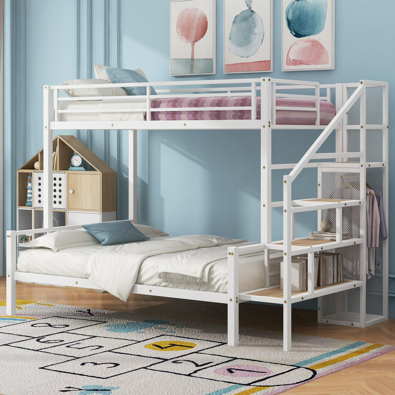 Lit superposé simple au-dessus d'un lit double en métal avec escalier de rangement et garde-robe ouverte, Blanc