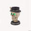Bougeoir en forme de crâne d'Halloween avec yeux verts lumineux et chapeau haut-de-forme à plumes-557902178