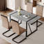 Table de salle à manger chic avec motif en marbre gris: table, structure en métal et 4 pieds en tissu brun pour une table avant-gardiste: ambiance texturée