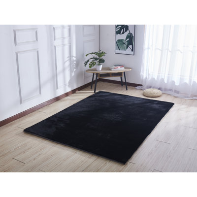 Tapis noir touffeté