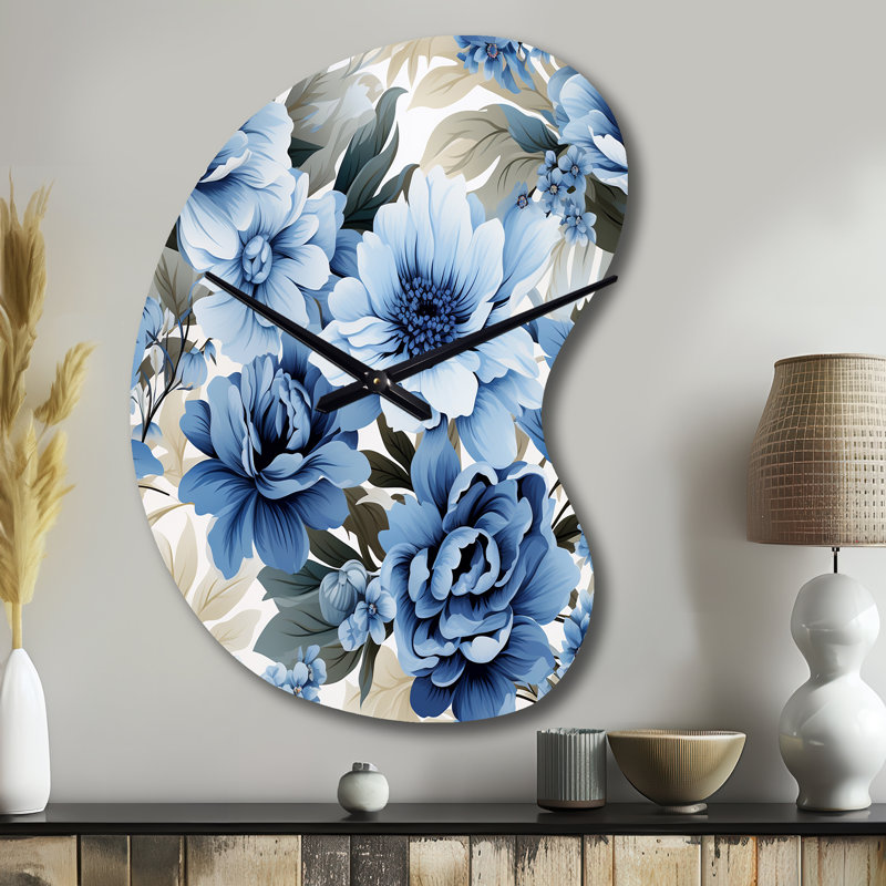 Motif floral victorien bleu et blanc floral - horloge murale asymétrique en métal, horloge murale de forme unique Cottage