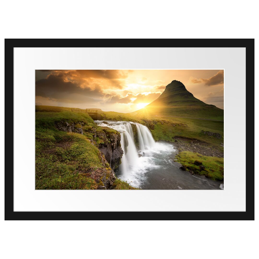 Gerahmtes Poster Wasserfall bei Sonnenuntergang