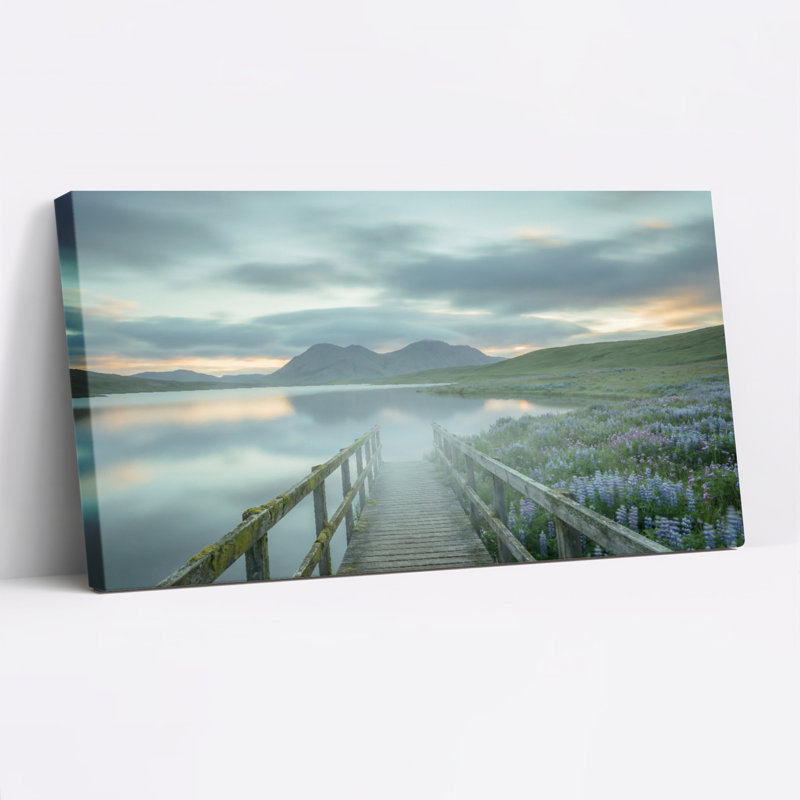 Ensemble de 1 tableau sur toile tendue représentant un paysage lacustre, un pont en bois et des fleurs sauvages