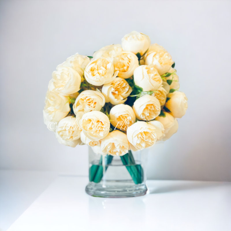 Arrangements floraux de pivoines dans un vase, Jaune