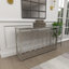 Console de salon géométrique en métal avec plateau en verre miroitant-156977189