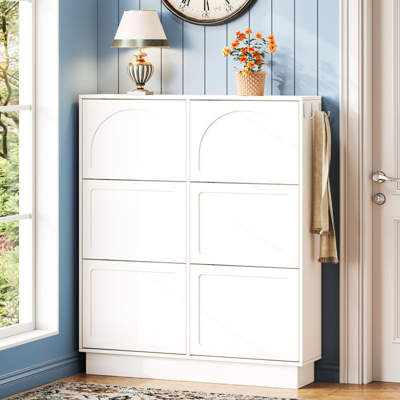 Armoire à chaussures peu encombrante avec 6 tiroirs rabattables, tablette réglable, 3 crochets, conception étroite et moderne, style crème, couleur blanche, - - dispositifs à embout, trous de circulation d'air, rangement double couche coloré, finition,