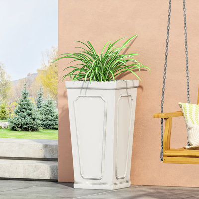 Jardinière - Embellissez votre extérieur avec cette jardinière en oxyde de magnésium blanc antique. Profondeur : 40 cm, largeur : 40 cm, hauteur : 76,5 cm, poids : 12,2 kg. Dimensions : 40,6 cm x 77,5 cm.