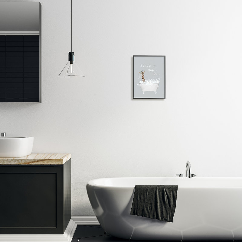 «Scrub-a-Dub Giraffe Tub» par Leah Straatsma, Giclée encadrée noir minuit, H 14 po x l 11 po x P 1,5 po