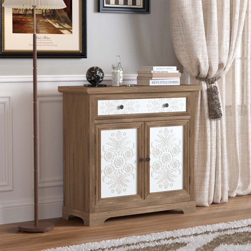 Armoire rustique vintage avec panneaux floraux sculptés