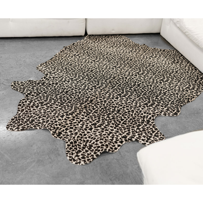 Tapis noir / blanc en peau de vache à imprimé animal