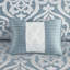 / Édredon très grand argenté - 8 pièces Magnifique motif en médaillon. . Comprend un édredon, des taies décoratives, des coussins décoratifs Euro, une jupe de lit très grand / argent. Charmant médaillon texturé. . Inclus-131376133-131376131
