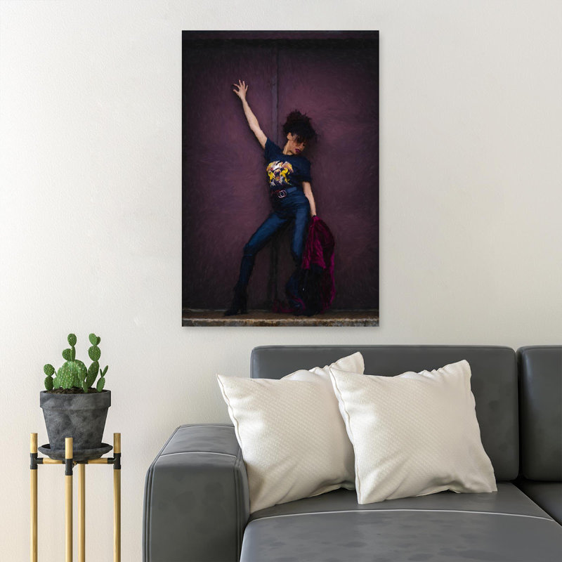 A Chic With Purple Wall - 1 pièce, impression sur toile tendue, H 14 po x l 11 po