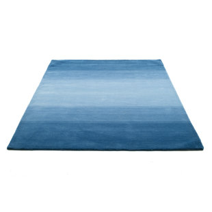 Handgefertigter Teppich aus Wolle in Blau/Weiß