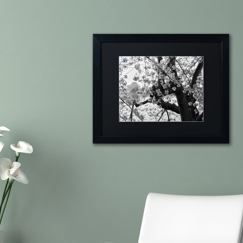 «Blossoms BW» par Caliel, reproduction de photo encadrée, H 11 po x l 14 po x P 0,5 po, Blanc