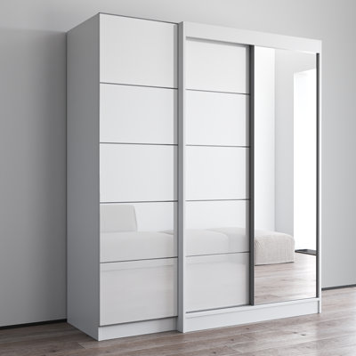 Armoire manufacturée 80,7 po avec tablettes réglables, tringle, finition mate