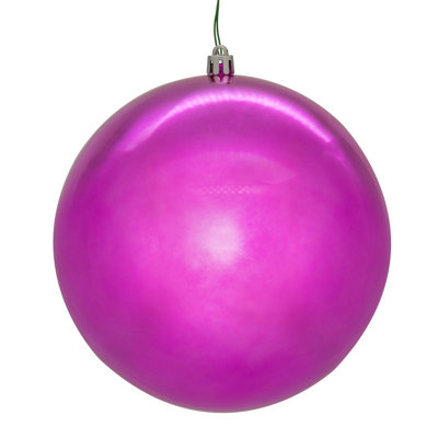 Boule brillante transparente rose vif percée aux rayons UV. Comprend 4 décorations par boîte.