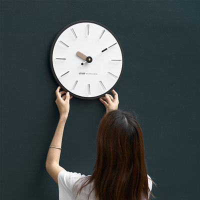 Horloge murale ronde minimaliste blanche à barres