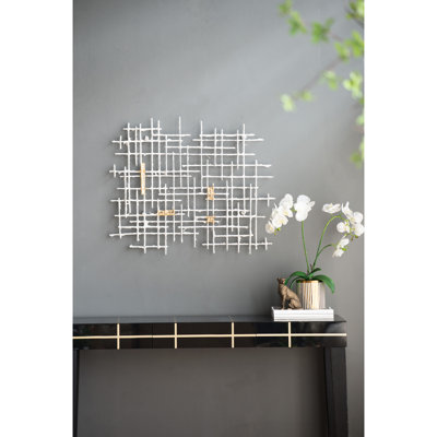 Art mural géométrique 32 x 1,5 x 26 po, blanc et doré, chambre contemporaine surélevée avec décorations dorées 32 x 1,5 x 26 po, rehaussant l'élégance du salon