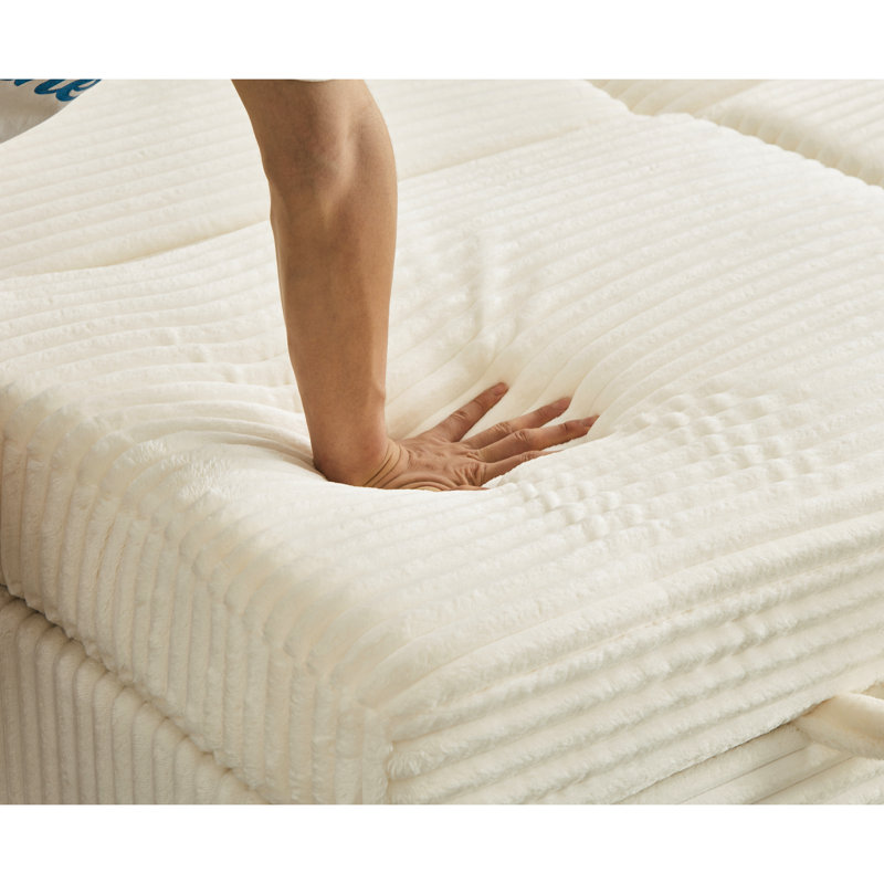 Canapé confortable en velours côtelé moelleux avec deux poufs, une tablette et beaucoup d'espace de rangement. Blanc, poufs en mousse et ressorts, idéal pour le salon.