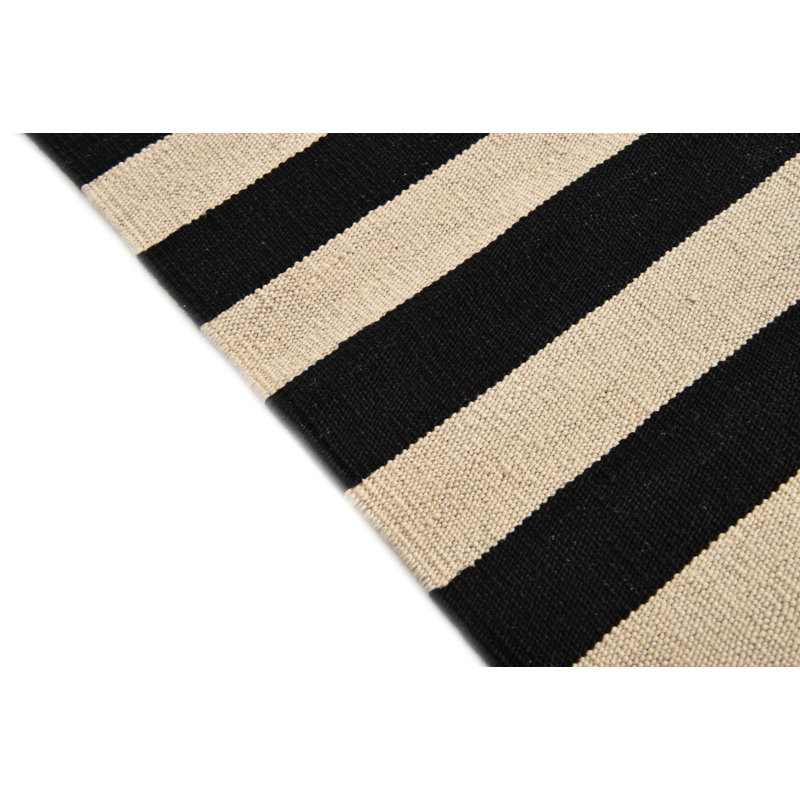 Tapis noir et blanc 3 pi 5 po x 4 pi 10 po