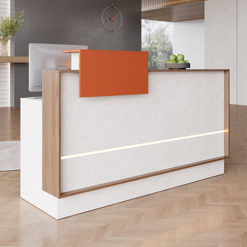 Bureau de réception moderne avec panneau d'intimité et éclairage DEL décoratif - blanc et grain de bois avec accents orange brûlé
