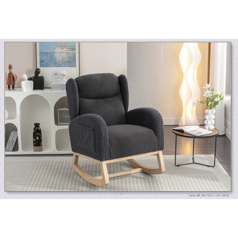 Chaise berçante ergonomique en tissu Teddy avec pieds en bois, offrant confort et sécurité pour la détente.