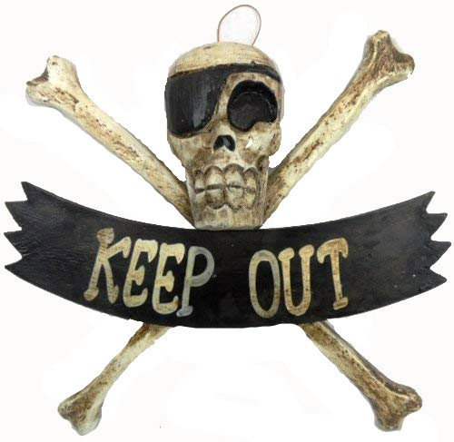 Crâne de pirate en bois sculpté à la main avec os et croix