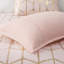 Édredon double / grand avec imprimé géométrique doré métallique sur fond rosé contemporain avec coussins-121234818-121234819