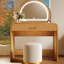 Coiffeuse avec miroir lumineux et écran tactile de 99 cm (39 pouces), teinte naturelle, tiroir de rangement pour cosmétiques, bords arrondis, idéale pour la chambre à coucher, avec accessoires de beauté et double fonction.-1036069979