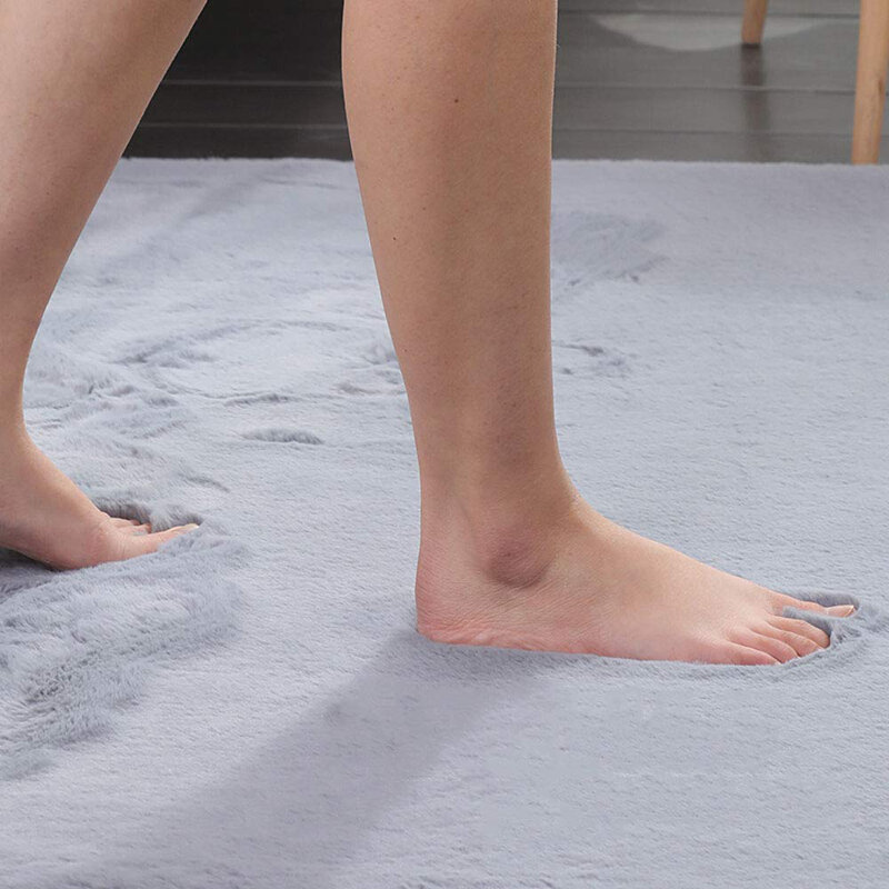 Tapis gris clair en fausse fourrure à poils longs tissé à la machine Khyrie, Rond 5 pi