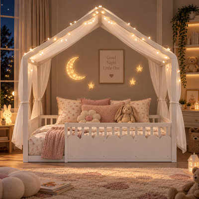Lit cabane Montessori en bois Elowen pour deux lits simples, avec barrières de sécurité, porte, tablette et guirlande lumineuse.