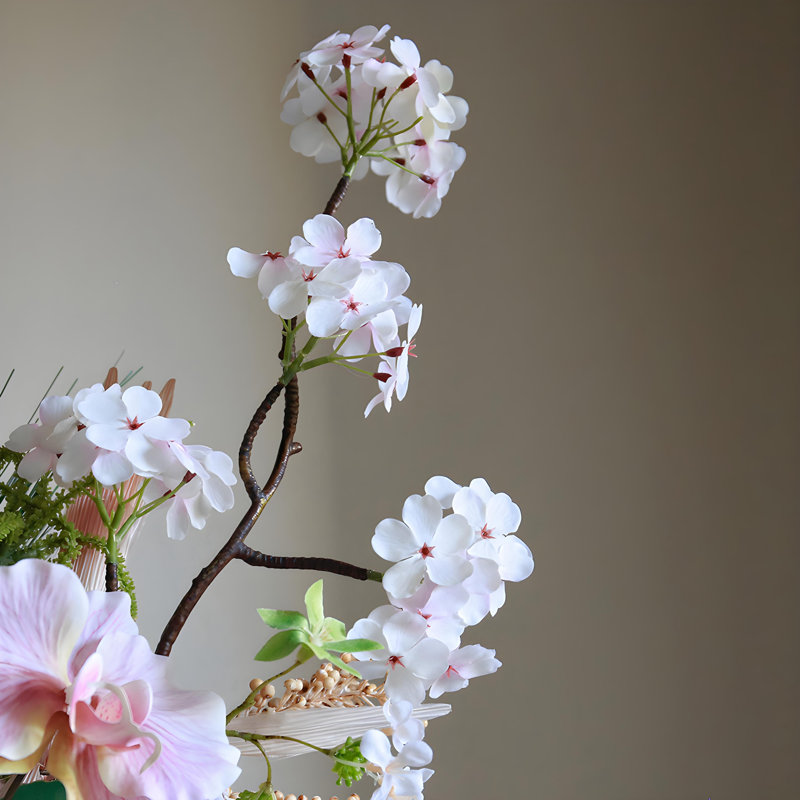 Ornements de fleurs simulées