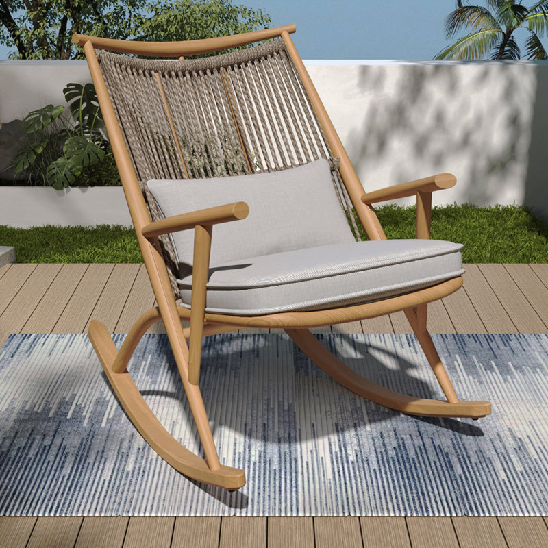 Chaise berçante d'extérieur - Structure en fer robuste au fini érable, dossier en rotin gris et coussin gris clair